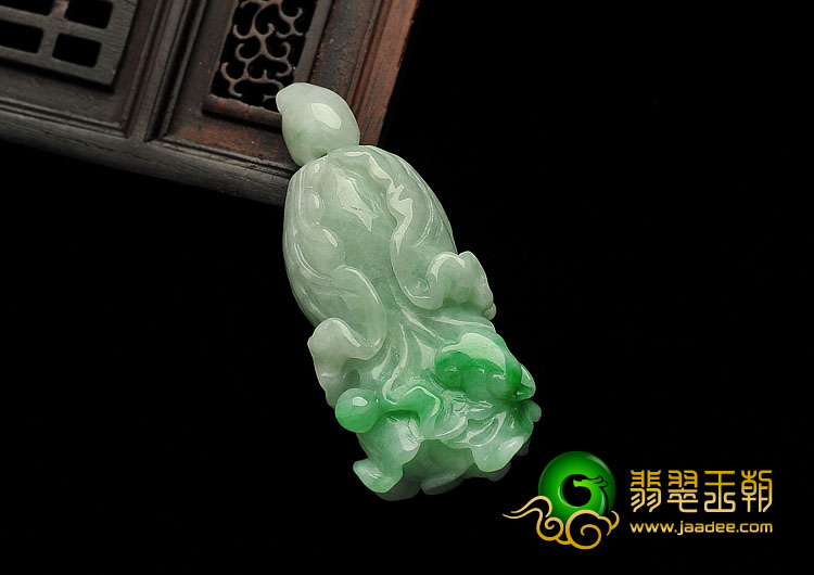 糯冰种翠色缅甸翡翠A货白菜挂件