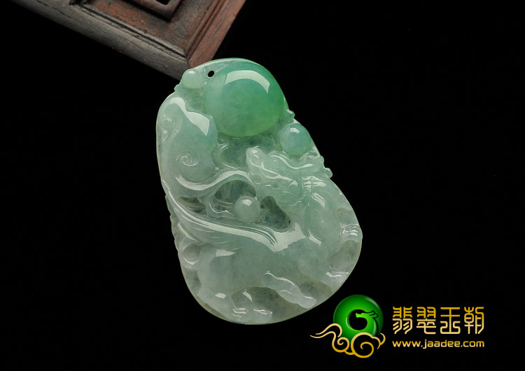 冰种翠色缅甸翡翠A货龙戏珠挂件