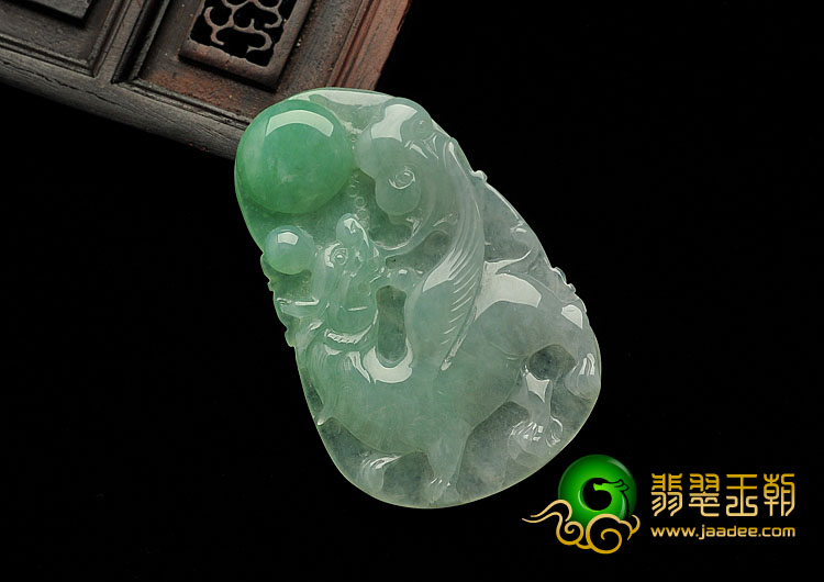 冰种翠色缅甸翡翠A货龙戏珠挂件