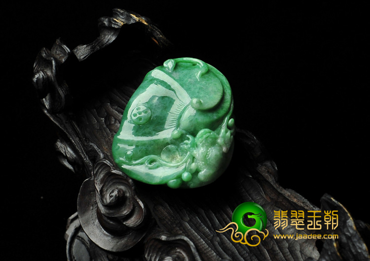 细糯种翠色缅甸翡翠A货金蟾送宝挂件