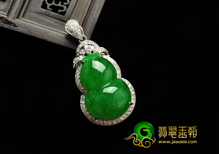 糯冰种正阳绿满绿缅甸翡翠A货镶白金葫芦胸坠（真钻）