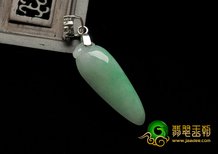 糯冰种翠色缅甸翡翠A货辣椒挂件