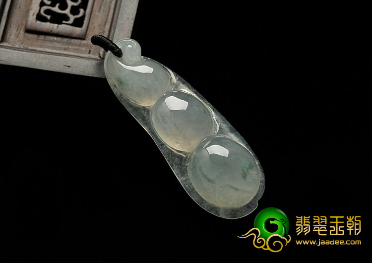 冰种飘花缅甸翡翠A货四季豆挂件