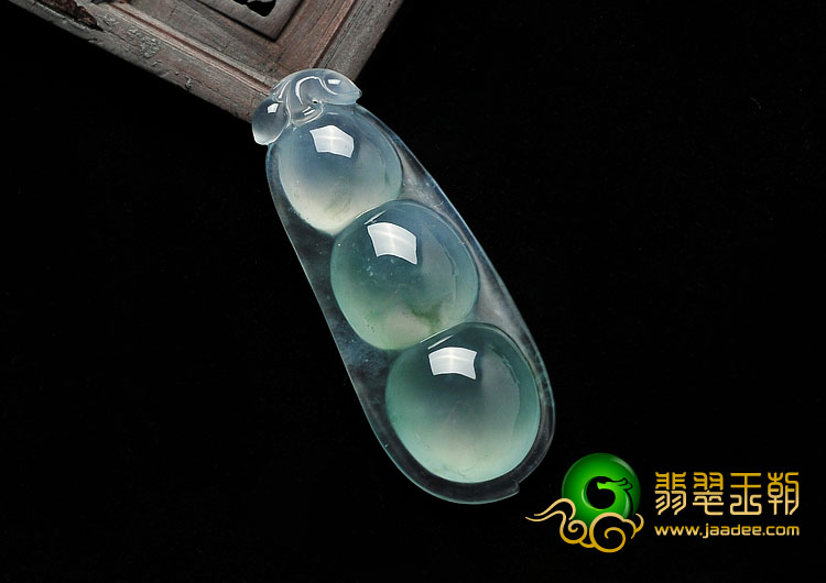 冰玻种晴水略飘花缅甸翡翠A货四季豆挂件