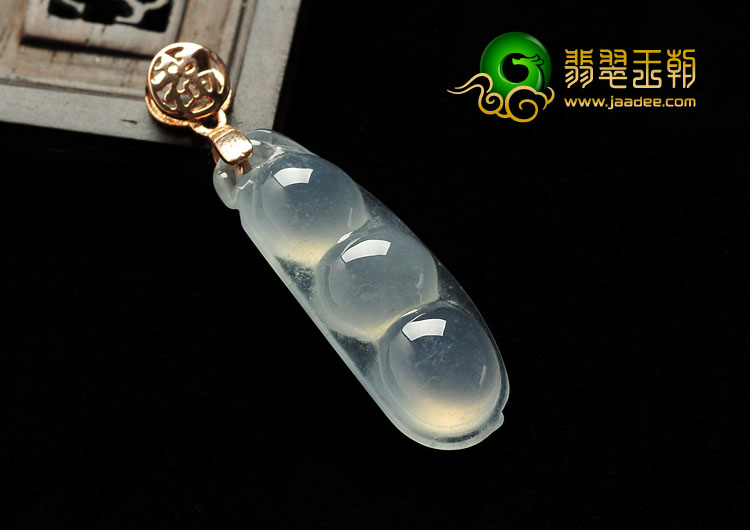 冰玻种淡晴水缅甸翡翠A货银镀金扣四季豆挂件