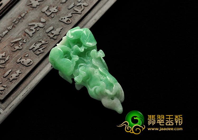 糯冰种豆色缅甸翡翠A货白菜挂件