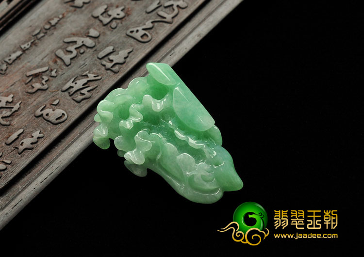 糯冰种豆色缅甸翡翠A货白菜挂件