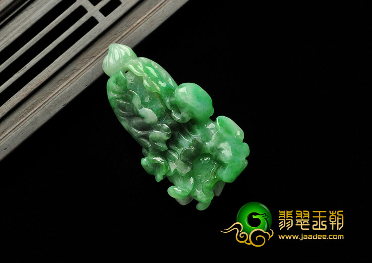 糯冰种豆色缅甸翡翠A货白菜挂件