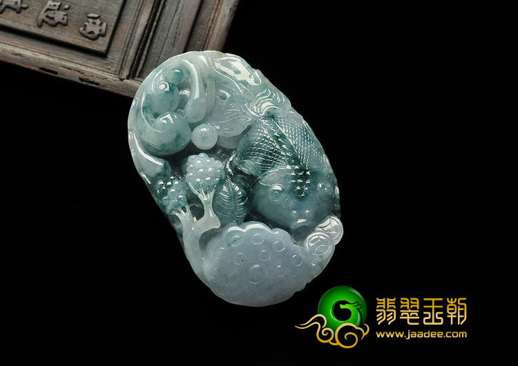 糯冰种飘花缅甸翡翠A货年年有余挂件