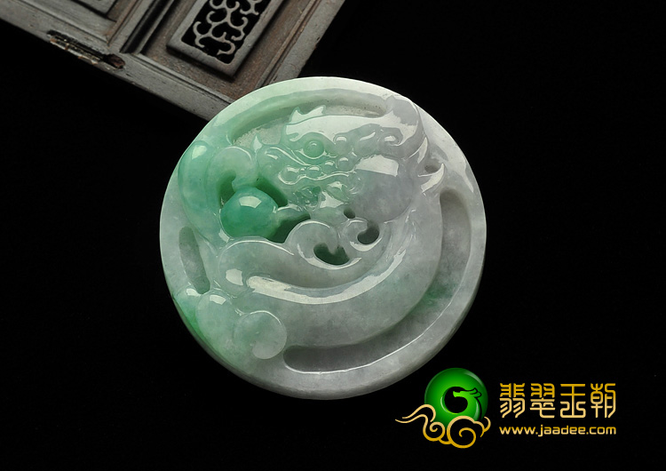 糯冰种春带彩缅甸翡翠A货仿古龙牌挂件