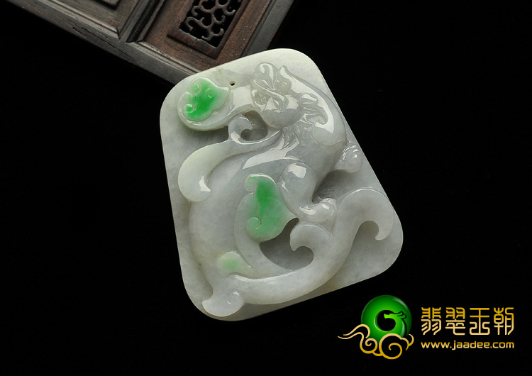 糯冰种春带彩缅甸翡翠A货仿古龙牌挂件