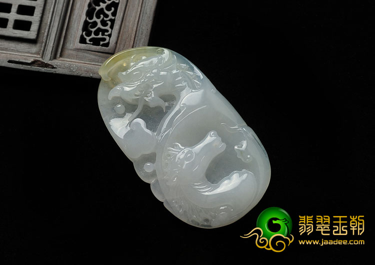 冰种略带黄翡缅甸翡翠A货龙马精神挂件