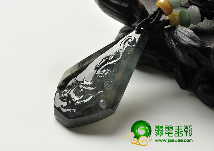冰玻种（乌鸡种）水墨色缅甸翡翠A货仿古龙牌挂件