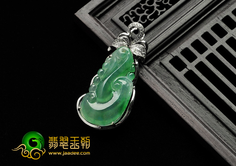 冰种淡绿缅甸翡翠A货镶白金如意胸坠（真钻）