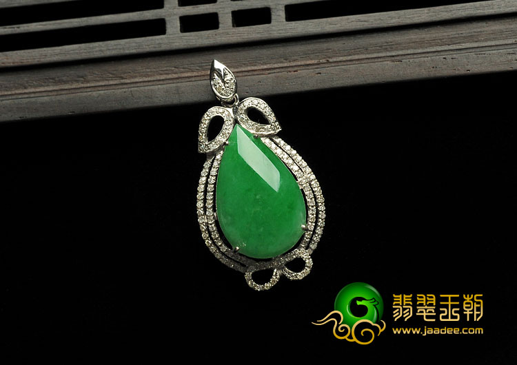 糯冰种阳绿缅甸翡翠A货镶白金水滴胸坠（真钻）