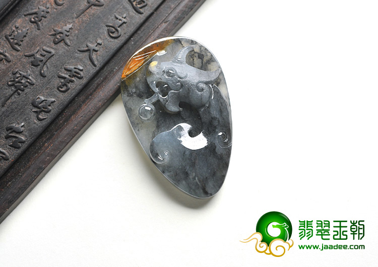 冰种（乌鸡种）墨色略带黄翡缅甸翡翠A货龙牌挂件