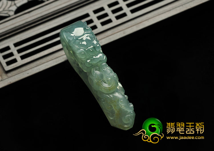 冰种飘花略带黄翡缅甸翡翠A货龙钩挂件