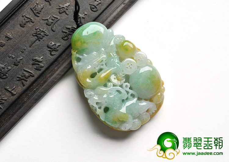 糯冰种三彩缅甸翡翠A货双龙戏珠挂件