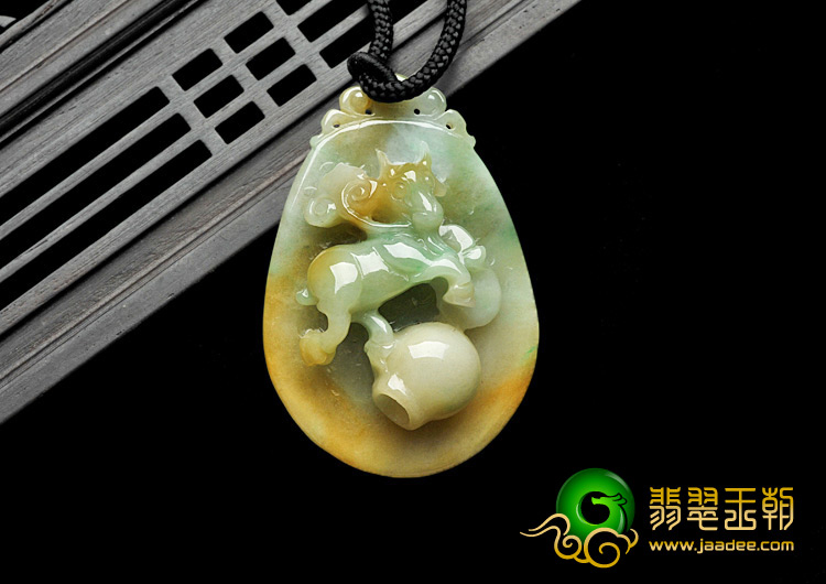糯冰种三彩缅甸翡翠A货得意洋洋挂件