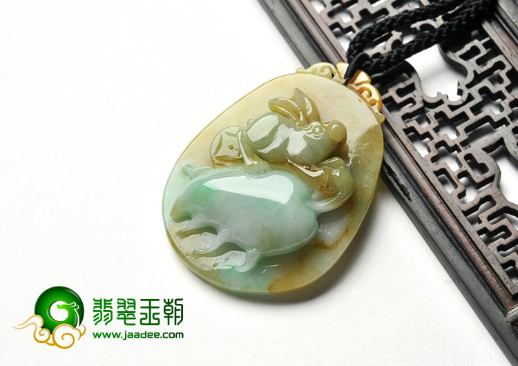 糯冰种三彩缅甸翡翠A货玉兔献瑞挂件