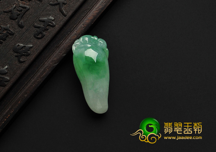 糯冰种翠色缅甸翡翠A货福瓜挂件