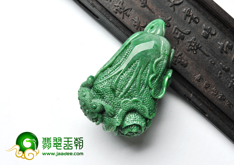 细糯种干青缅甸翡翠A货白菜挂件
