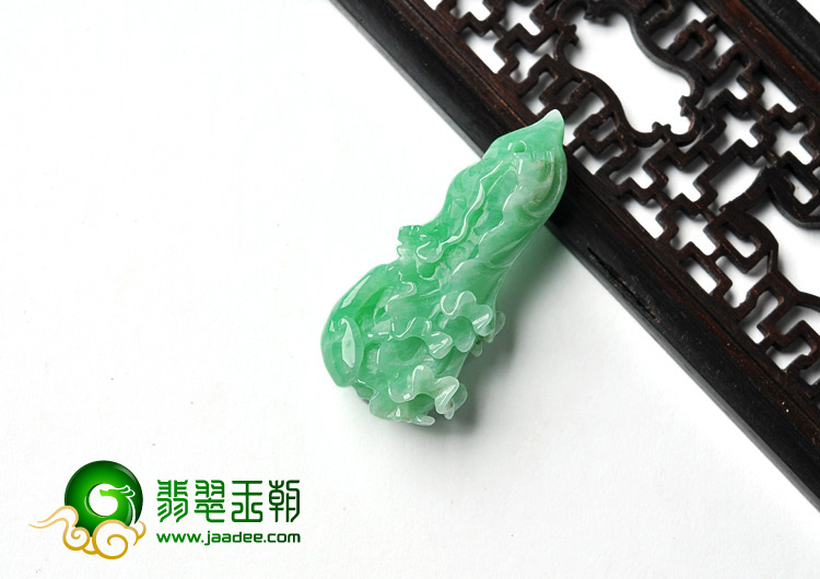 细糯种翠色缅甸翡翠A货白菜挂件