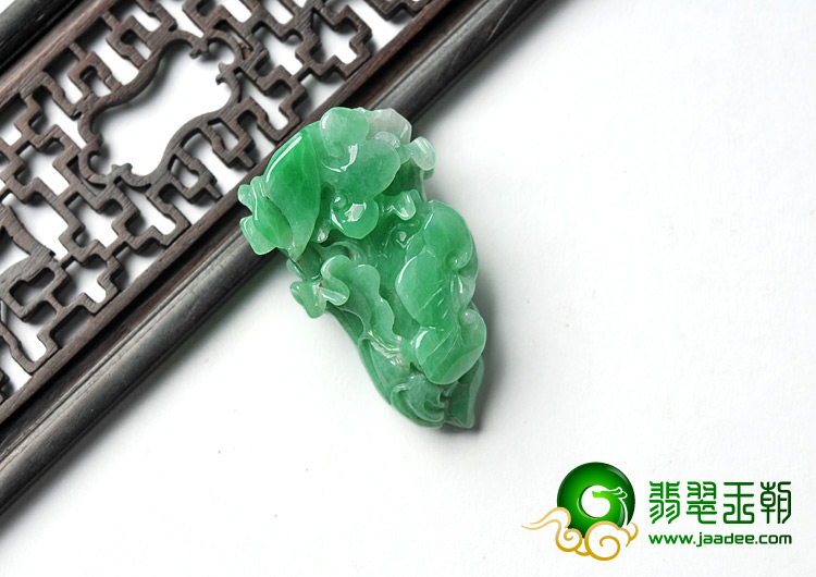 细糯种翠色缅甸翡翠A货白菜挂件