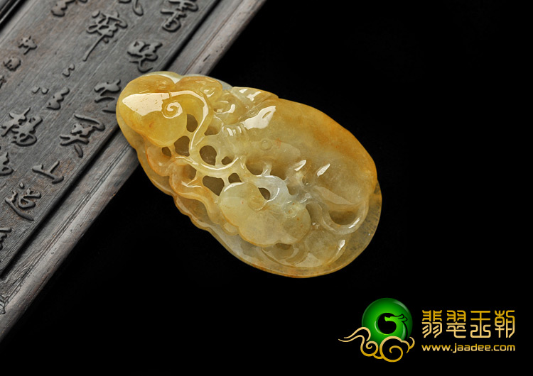 冰种黄翡缅甸翡翠A货招财猪挂件