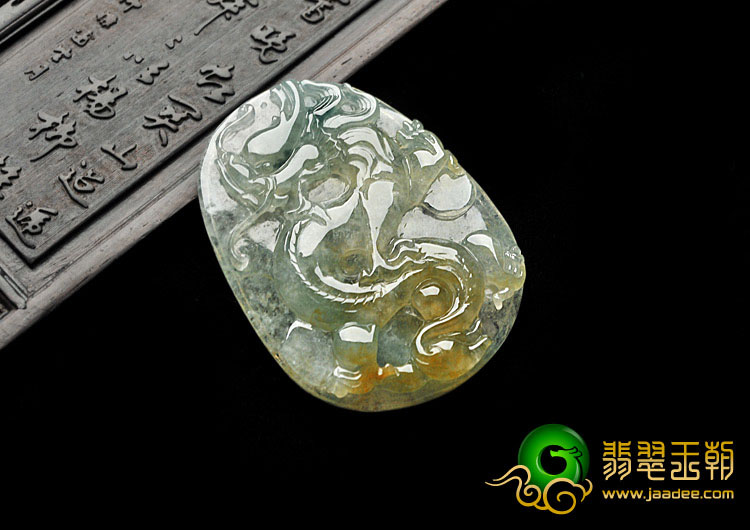 冰种黄翡飘花缅甸翡翠A货龙牌挂件