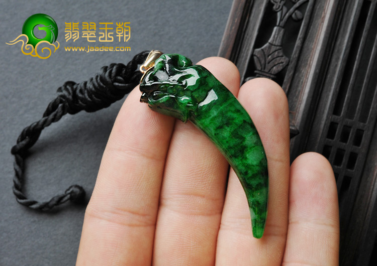 细糯种癣加绿缅甸翡翠A货虎牙挂件