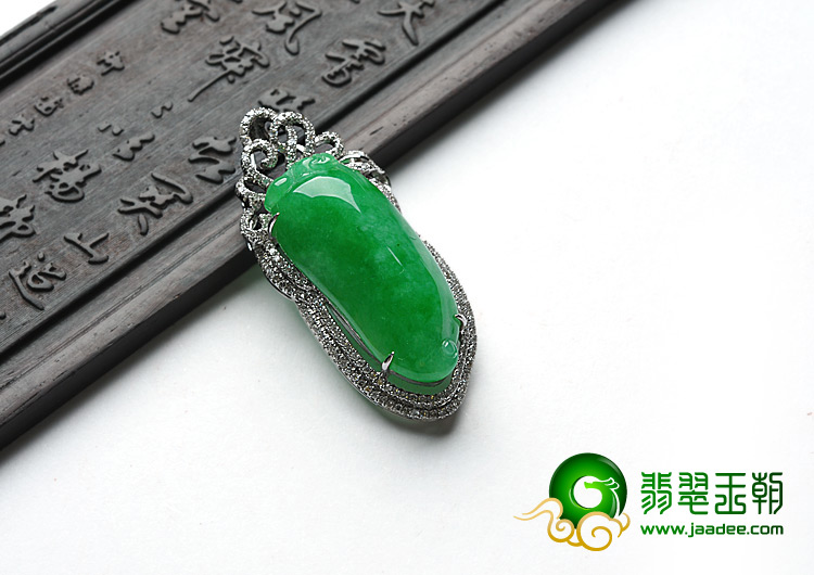 糯冰种翠色缅甸翡翠A货镶白金福瓜胸坠（真钻）
