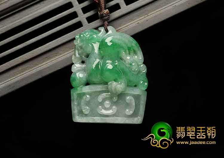 糯冰种翠色缅甸翡翠A货狮头挂件