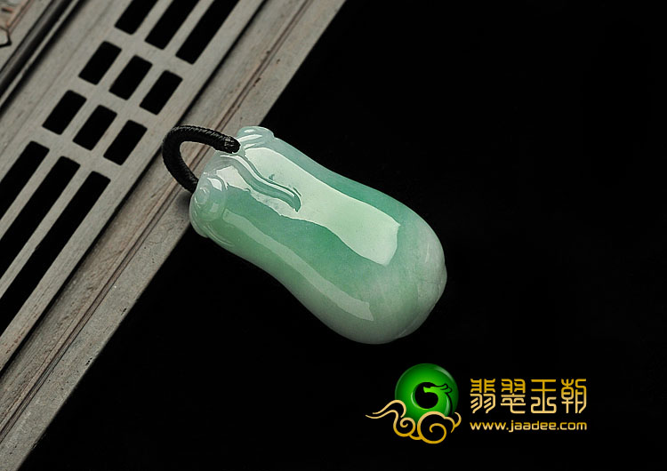 细糯种晴水缅甸翡翠A货福瓜挂件