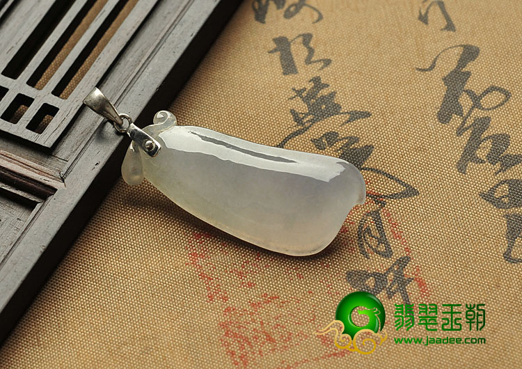 冰种晴水缅甸翡翠A货四季豆挂件
