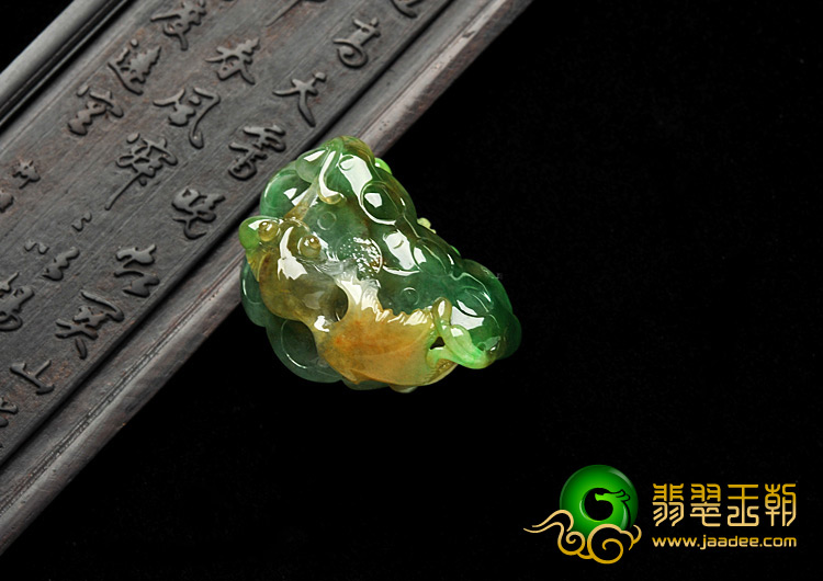 糯冰种黄加绿缅甸翡翠A货年年有余挂件