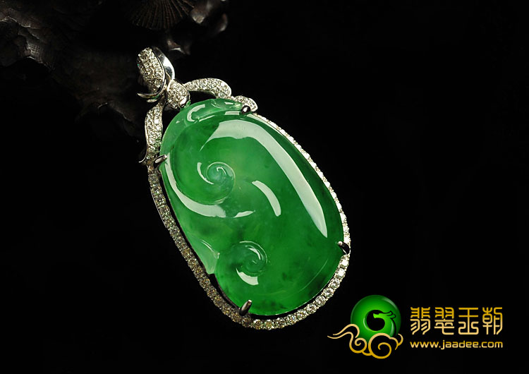 冰玻种飘翠缅甸翡翠A货镶白金如意胸坠（真钻）