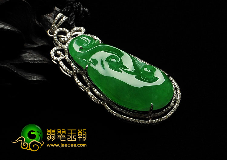 冰种阳绿缅甸翡翠A货镶白金如意胸坠（真钻）