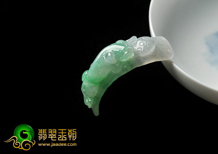 冰种飘翠缅甸翡翠A货螭龙挂件