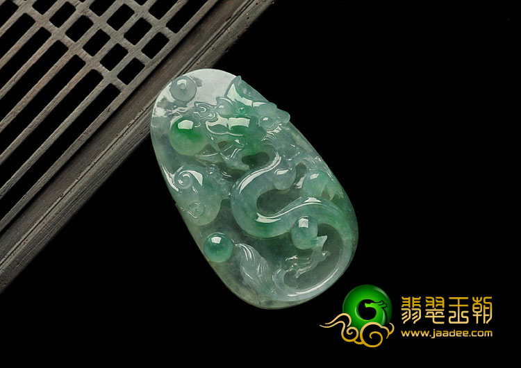 冰种飘翠缅甸翡翠A货龙牌挂件