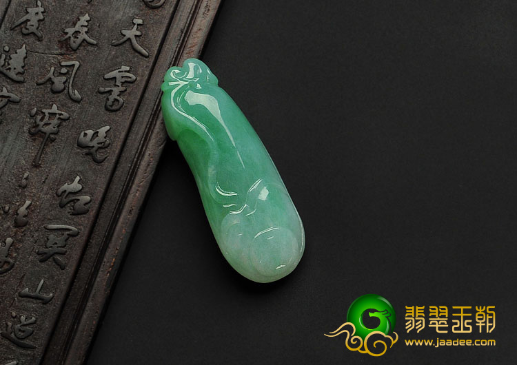 糯冰种豆色缅甸翡翠A货福瓜挂件
