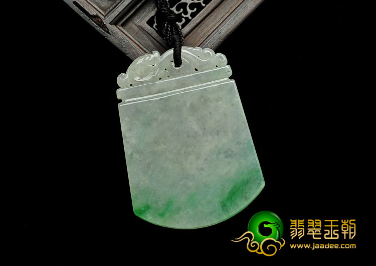 糯冰种飘翠缅甸翡翠A货仿古龙牌挂件