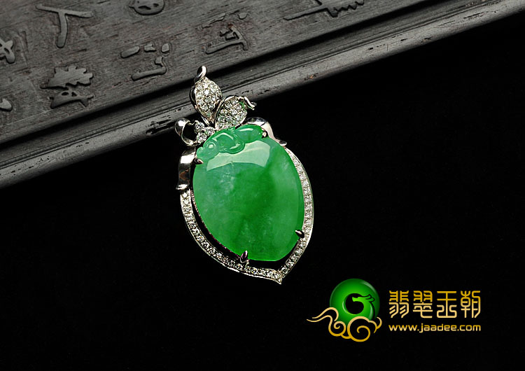 冰种翠色缅甸翡翠A货镶白金寿桃胸坠（真钻）