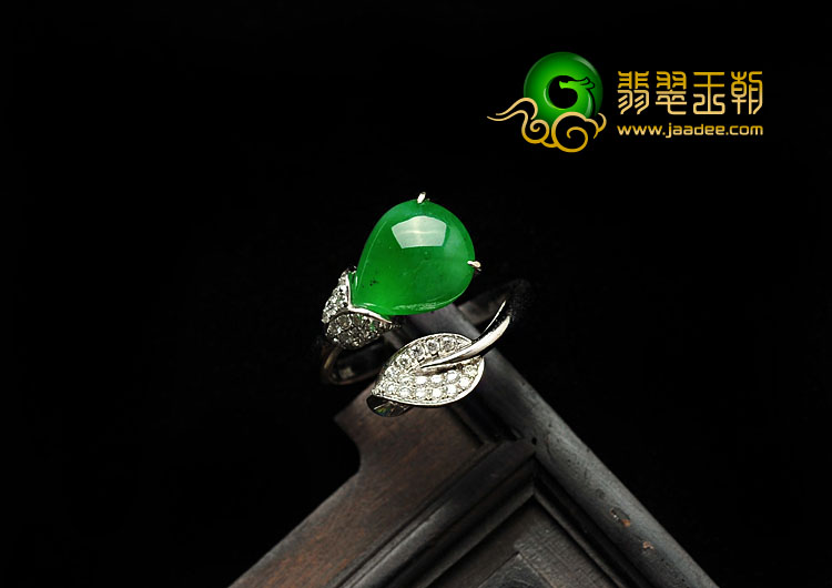 糯冰种阳绿缅甸翡翠A货镶白金福瓜戒指（真钻）