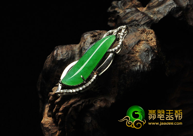 糯冰种阳绿满绿缅甸翡翠A货镶白金胸坠（真钻）