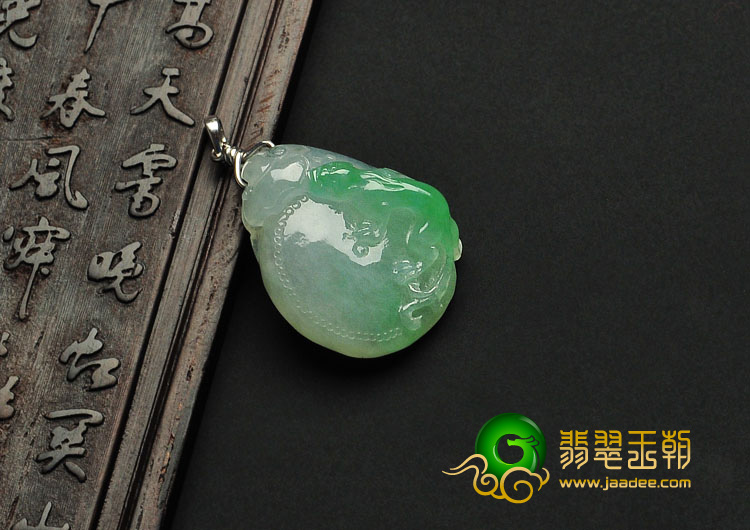 冰种飘翠缅甸翡翠A货螭龙挂件