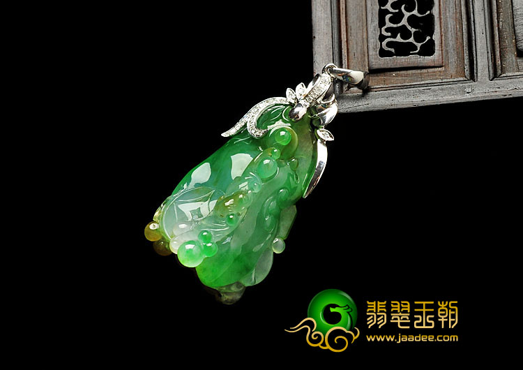 冰种黄加绿缅甸翡翠A货镶白金如意胸坠（真钻）