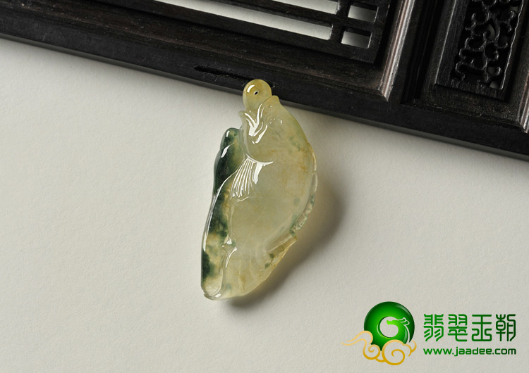 冰种黄翡飘花缅甸翡翠A货鱼挂件