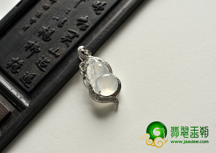 玻璃种缅甸翡翠A货镶白金葫芦胸坠（真钻）