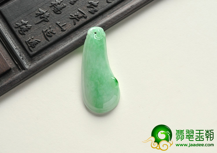 糯冰种飘翠缅甸翡翠A货福瓜挂件